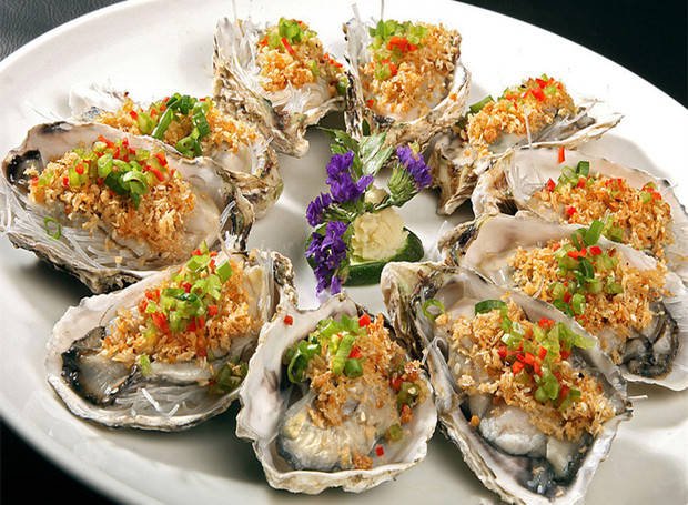 三,清蒸生蚝用冷水还是热水?清蒸生蚝一般是用冷水蒸.