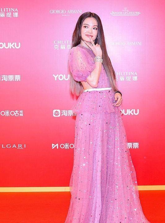 真会|舒淇真会撩人，领子中间开个“长方形”，虽有绑带也藏不住好身材