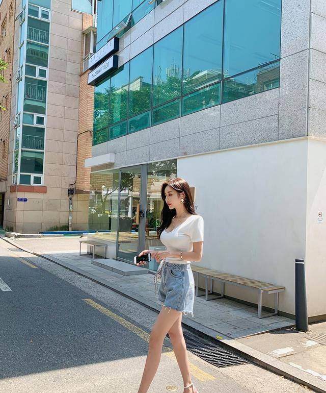 曲线美|韩国模特孙允珠韩版夏日白色大圆领打底T恤配搭牛仔热裤网拍