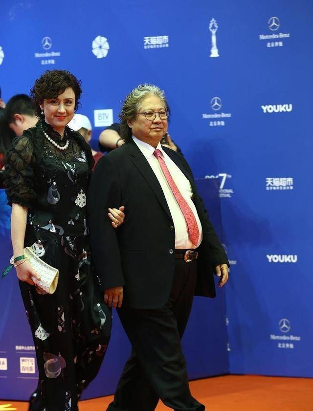 养人|真是贵气养人，高丽虹真有“豪门妇”的样子，不愧是洪金宝妻子