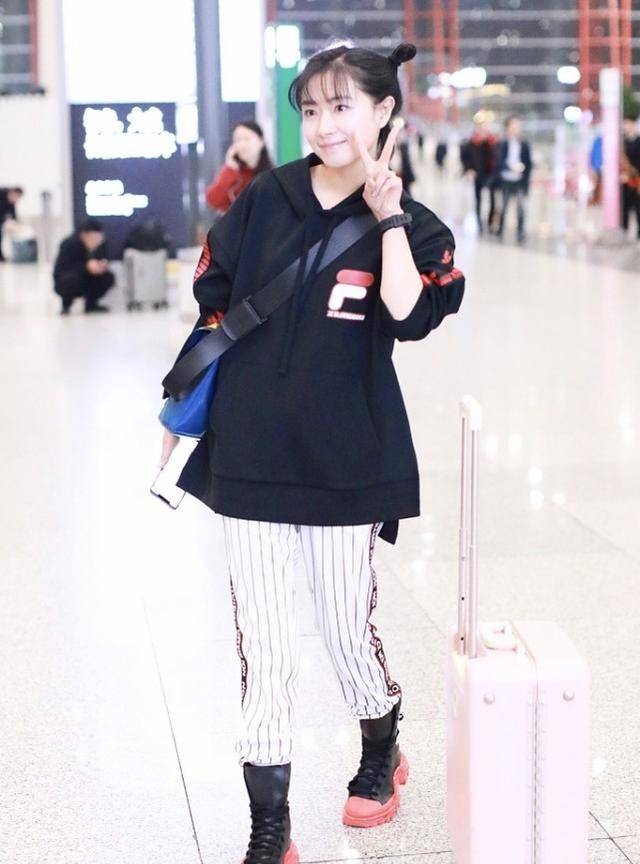 哪吒|万茜的“寡淡脸”还挺适合哪吒头的，搭件卫衣好随性，素颜也不差