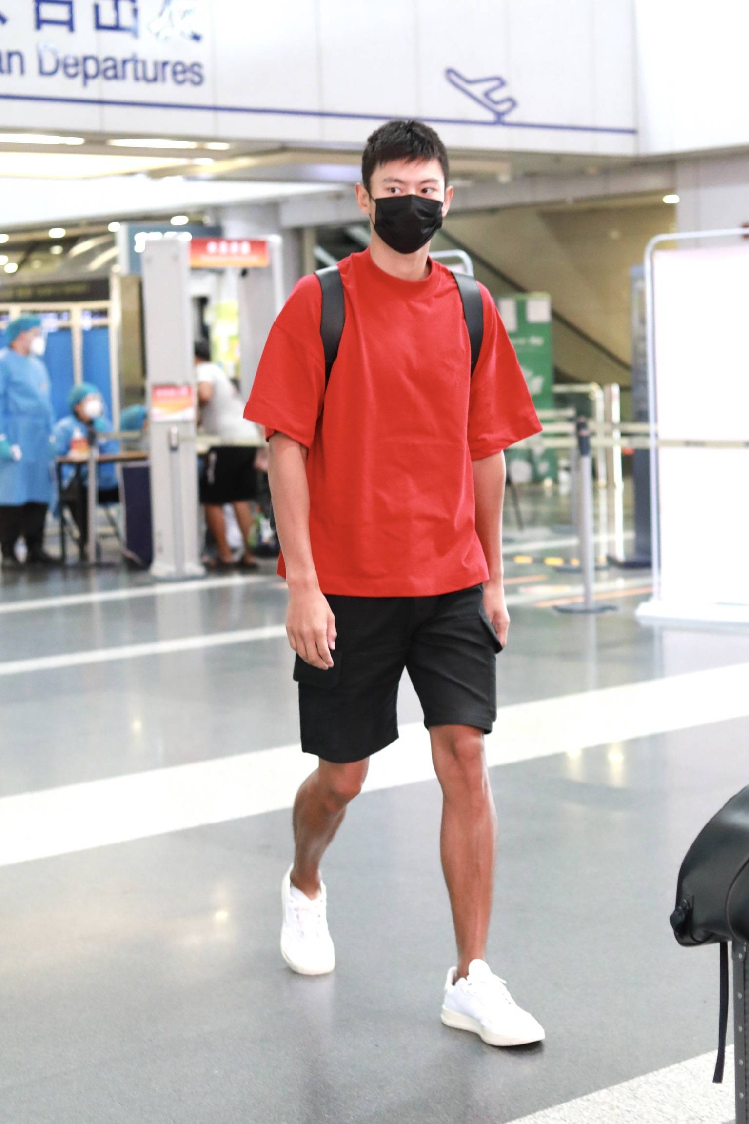 宁泽涛奥运期间穿大红t超man亮相 健康肤色状态佳