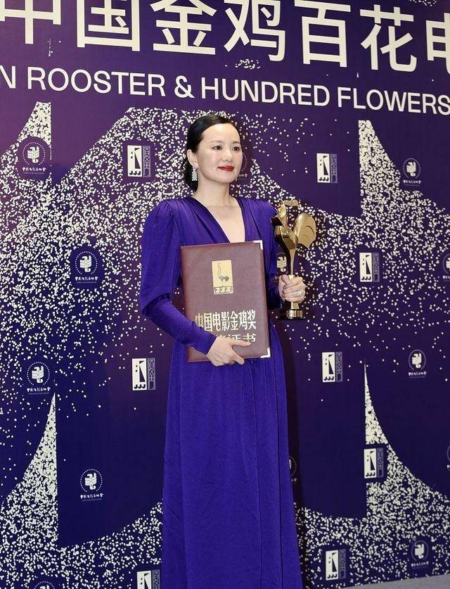 西装|咏梅的气质真绝了，一般人不敢尝试的深紫色长裙，她却穿得高贵