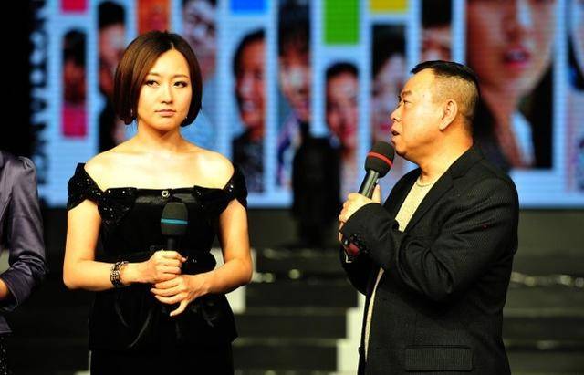 身材|潘长江女儿潘阳虽然瘦却不柴，穿红色抹胸秀曲线，但拜拜肉挺突兀