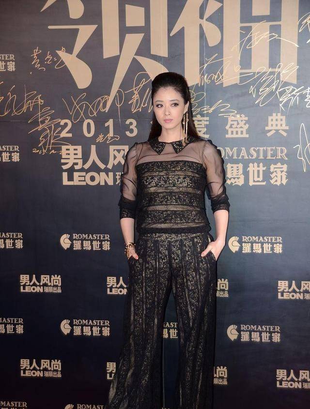 身材|蒋欣的造型还挺保守的，上身用“四个条”来遮挡，反而更撩人