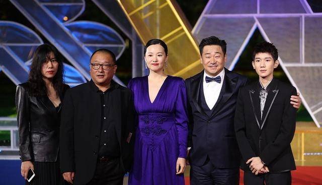西装|咏梅的气质真绝了，一般人不敢尝试的深紫色长裙，她却穿得高贵
