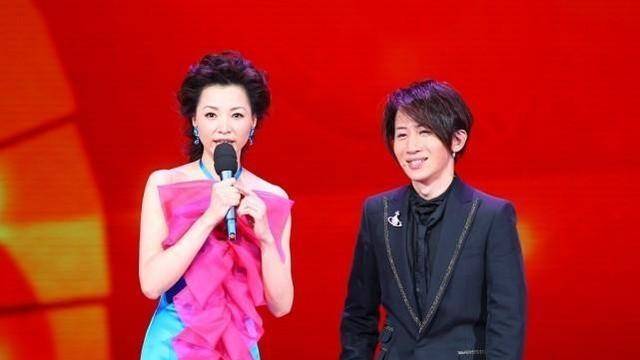 颜色|主持人里真服董卿的气质,看着挺文雅的,但穿上花花裙子也挺招摇