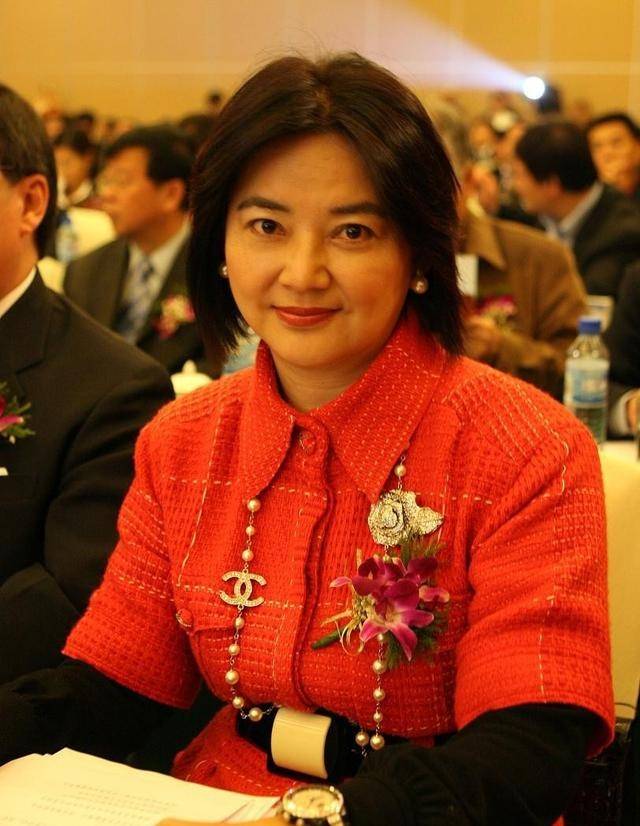 姨奶奶|女人老了也能有魅力，胡慧中皮肤松弛依旧优雅，哪像孙俪的姨奶奶