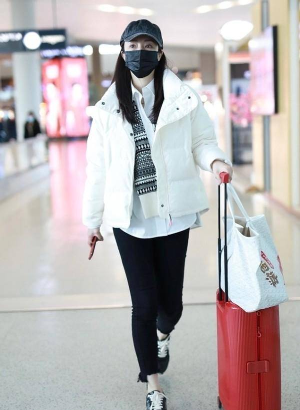 黑色|董璇和女儿感情真好，同穿黑白装手牵手走机场，女儿小酒窝太可爱