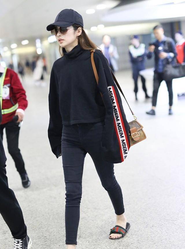 服装|颖儿付辛博太恩爱了，携两岁女儿为老公加油，女儿捂脸太可爱