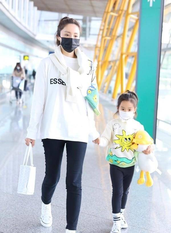 黑色|董璇和女儿感情真好，同穿黑白装手牵手走机场，女儿小酒窝太可爱