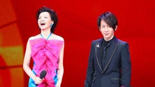 颜色|主持人里真服董卿的气质,看着挺文雅的,但穿上花花裙子也挺招摇