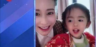 服装|颖儿付辛博太恩爱了，携两岁女儿为老公加油，女儿捂脸太可爱
