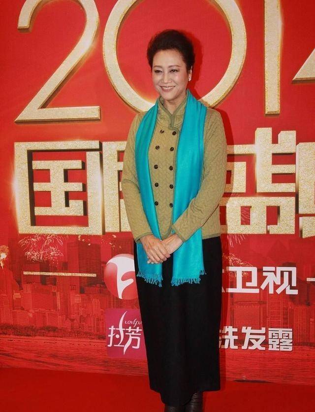 王丽云|车晓妈妈不愧是一级演员，就算穿着朴素的服装，看着也很端庄