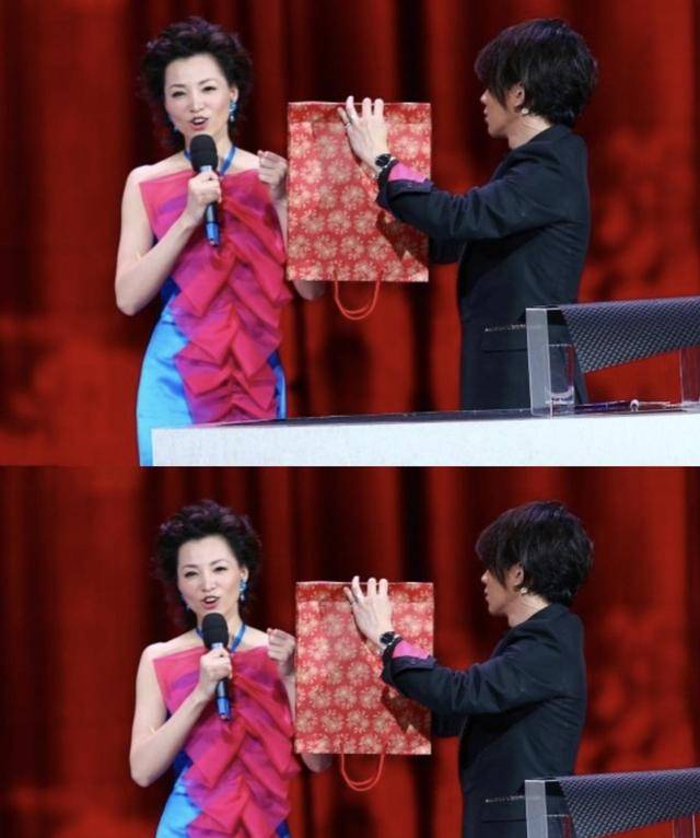 颜色|主持人里真服董卿的气质，看着挺文雅的，但穿上花花裙子也挺招摇
