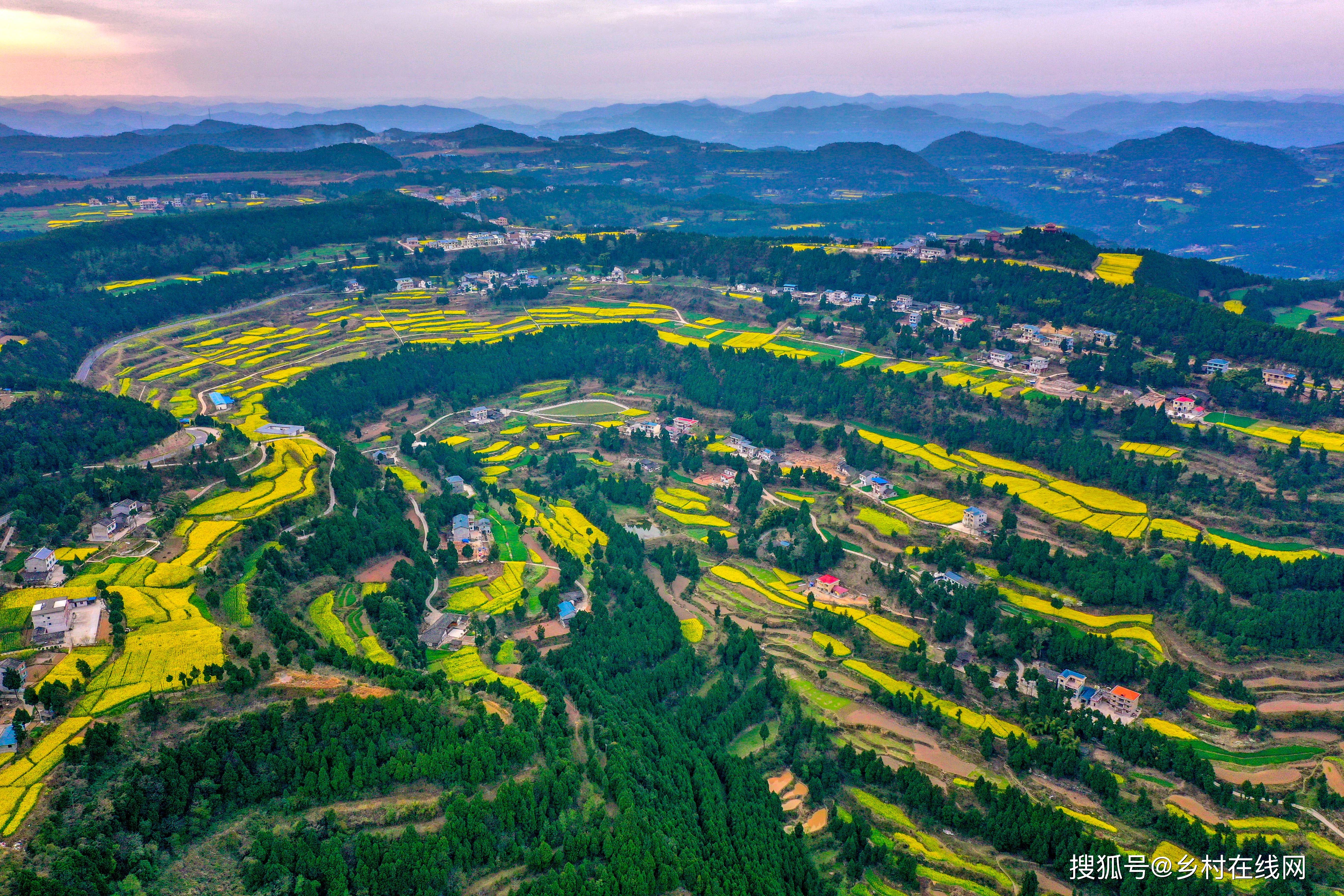 四川南充:南部縣保城香燭山風光