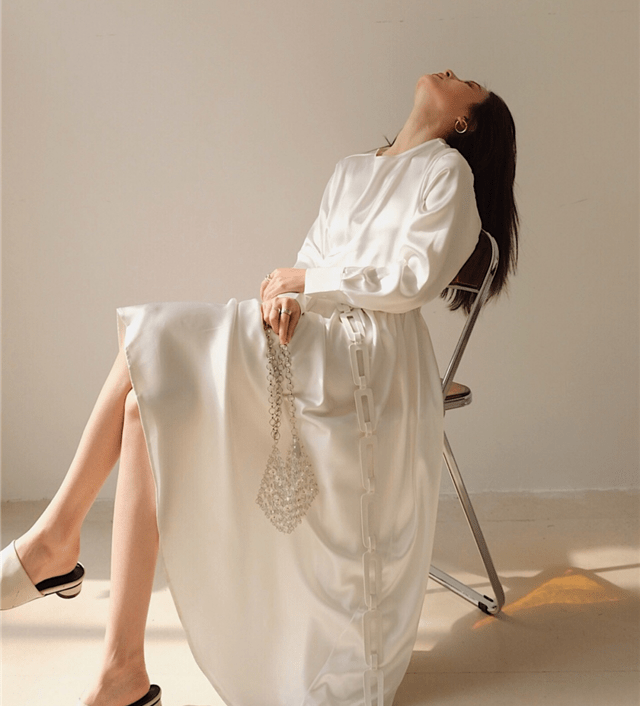 脚踝|今年突然火了一种穿法,叫“脚踝裙+低跟鞋”