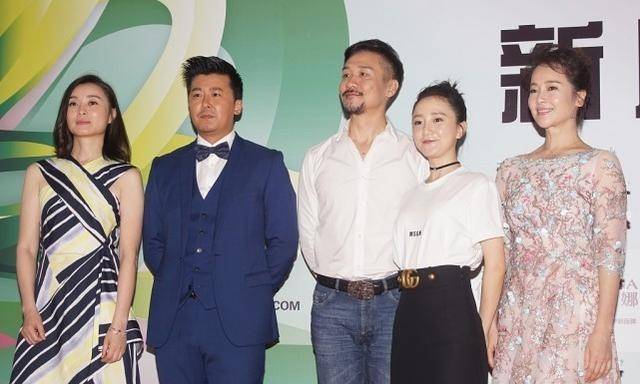 纱裙|吴越左小青同框，一个穿着优雅，一个穿着妩媚，气质真不一样