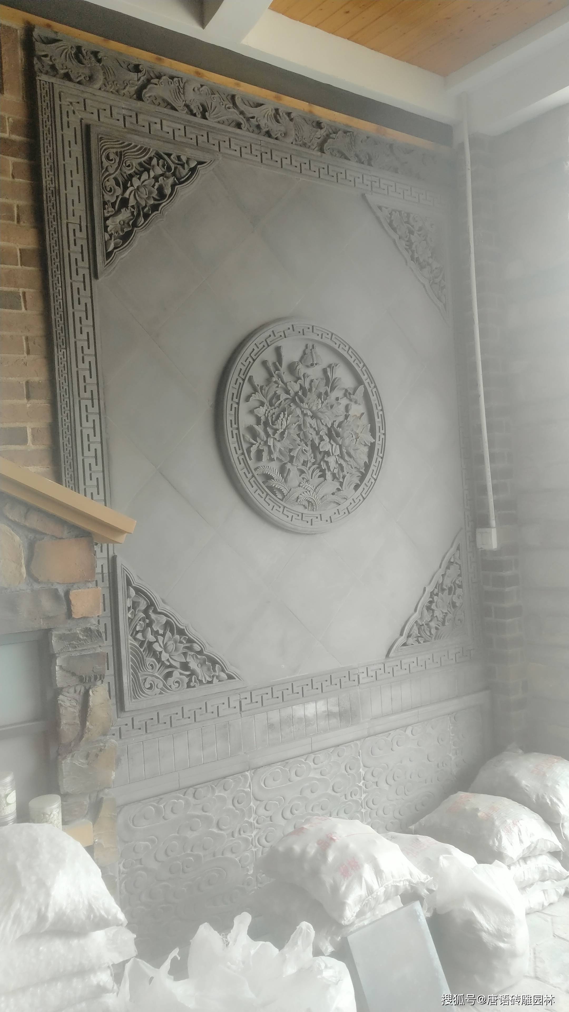 瓷砖上怎么挂装饰画 818f119433b44a47bc77e0b6893fe6d2.jpeg