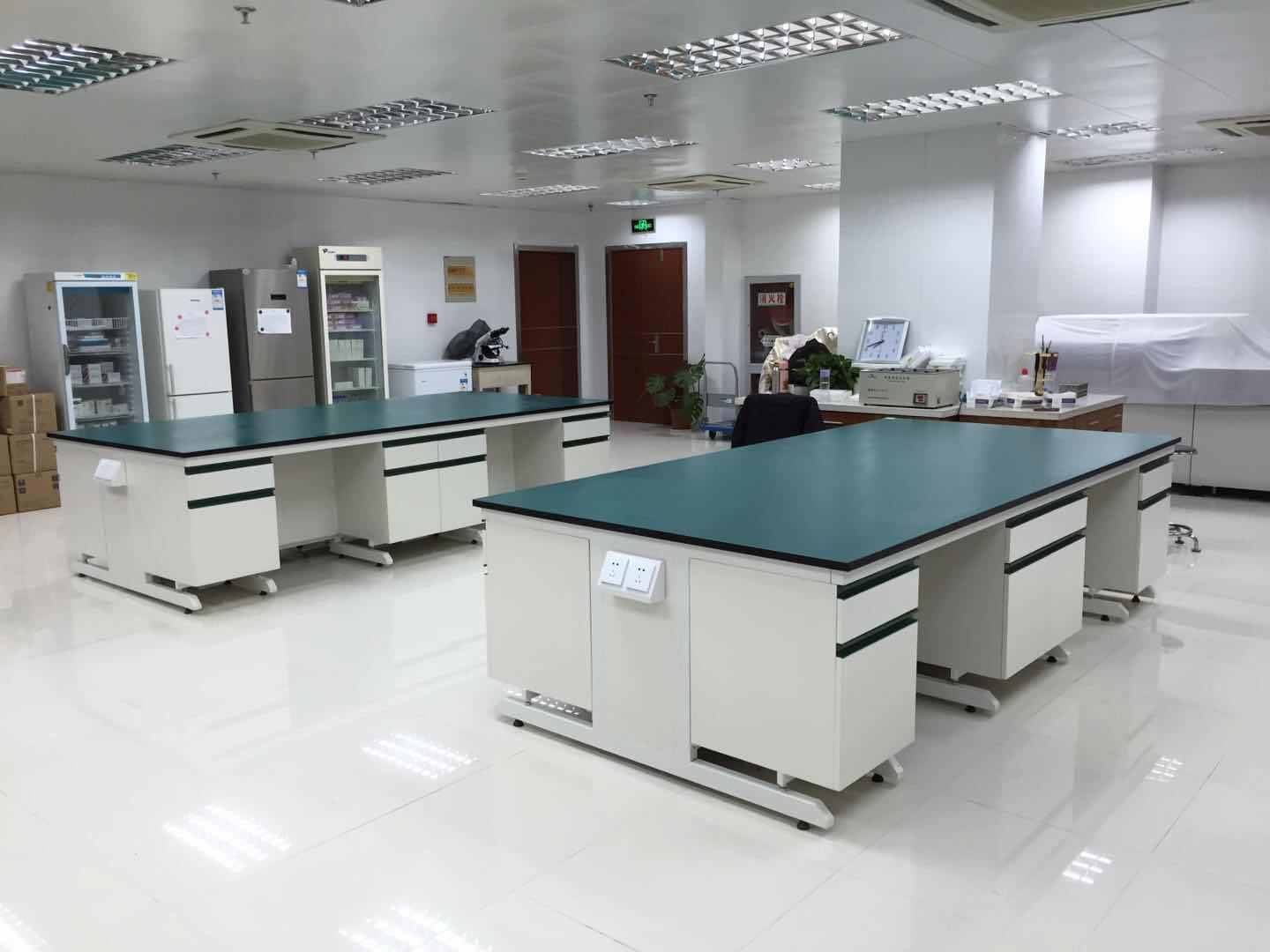 3,消毒:在三个实验(experiment)区和三个缓冲区顶部以及传送窗内部