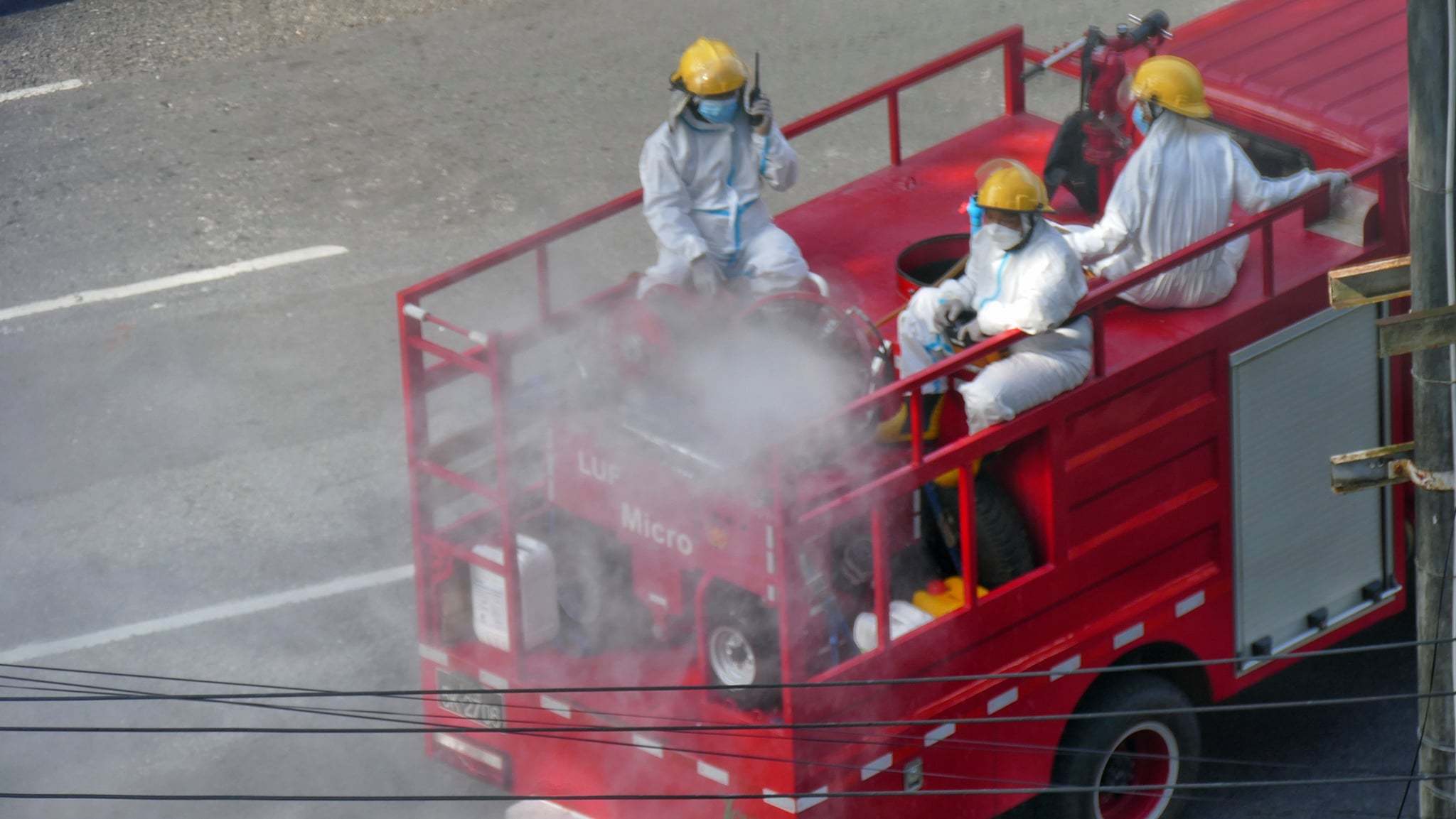 缅甸消防的先进装备在仰光街头喷洒消毒液的luf60无人消防车