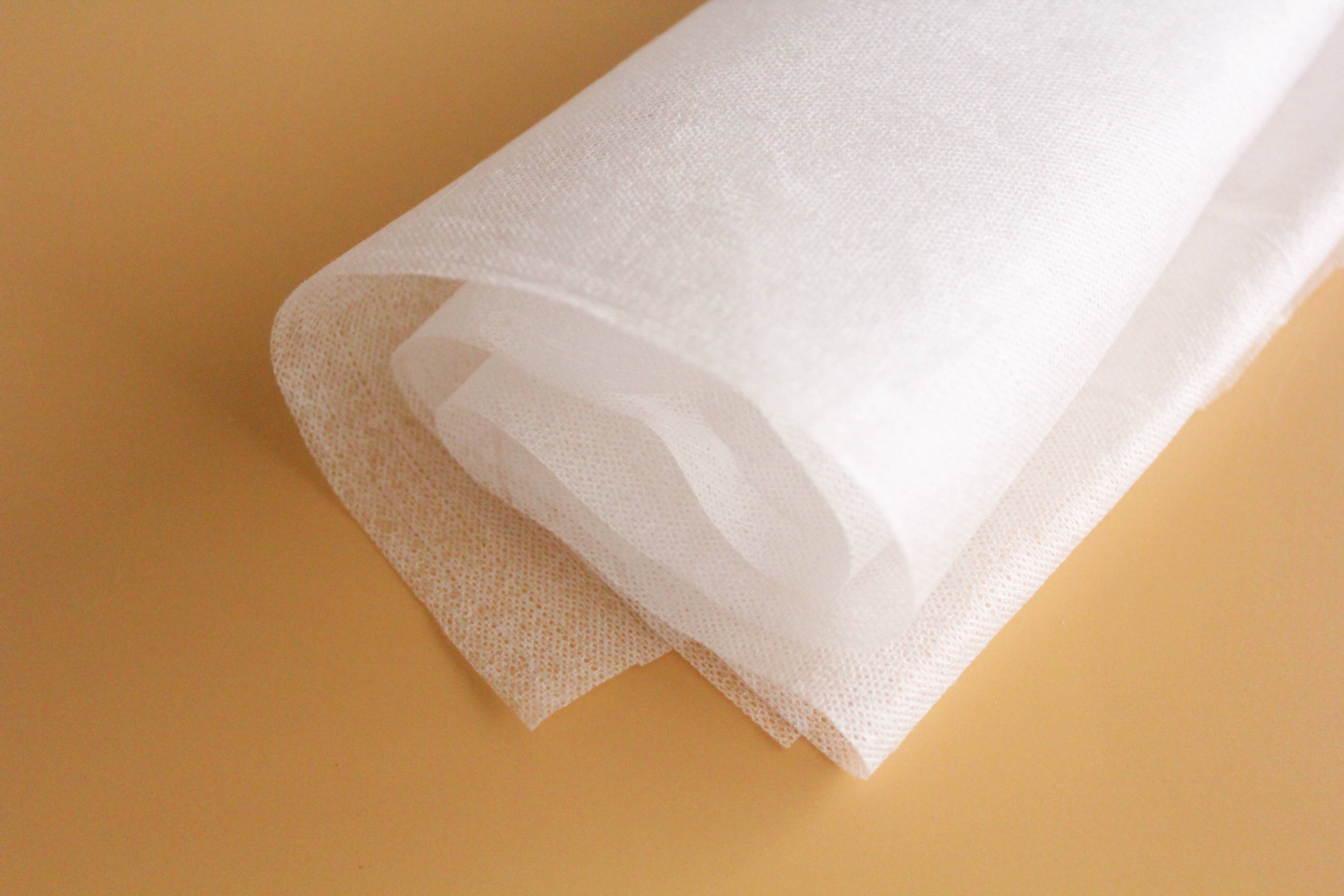 不仅仅是养蚕缫丝制成丝绸制品,在这里还能是蚕丝新产品,有蚕丝无纺布