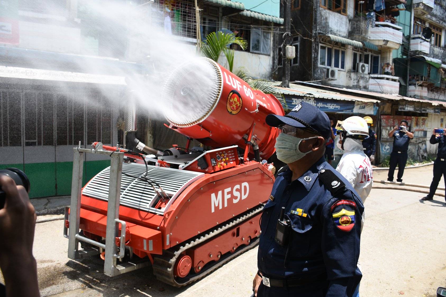 缅甸消防的先进装备在仰光街头喷洒消毒液的luf60无人消防车