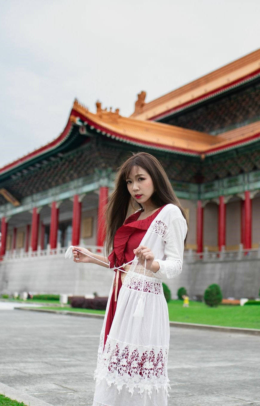 显得|红色的连衣裙V领的设计，露出胸口与锁骨，很有夏日的味道