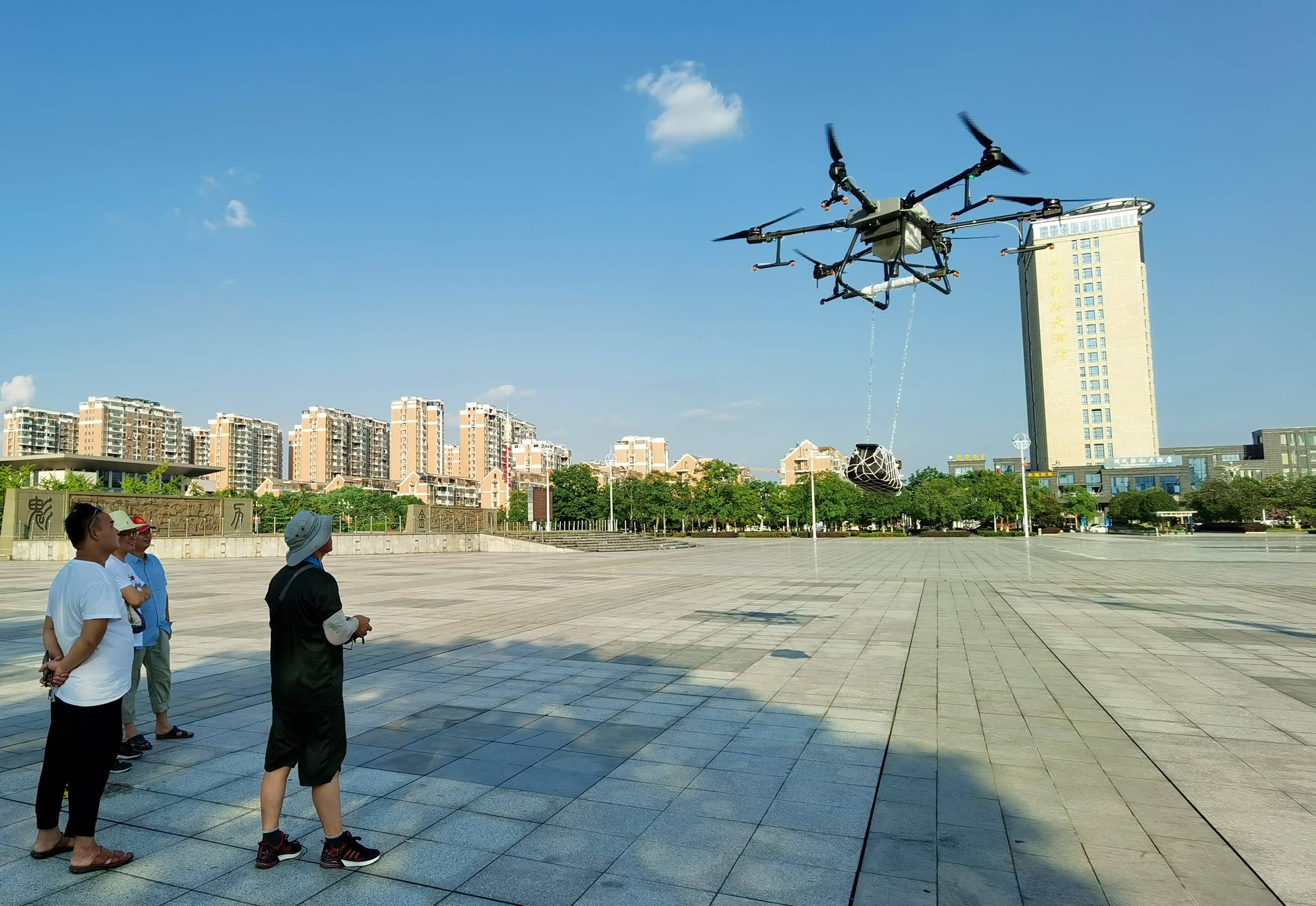 江西金溪:无人机空中喊话宣传疫情防控知识(组图)