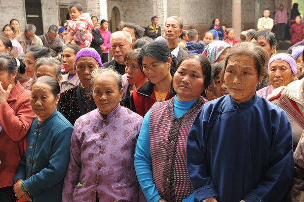 宾口市看热闹的人群