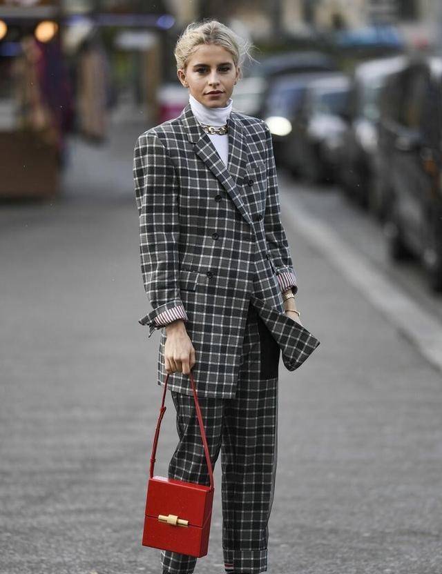 老有|格纹的时尚风又吹回来了，知性优雅的格纹裤值得一试，老有气质了
