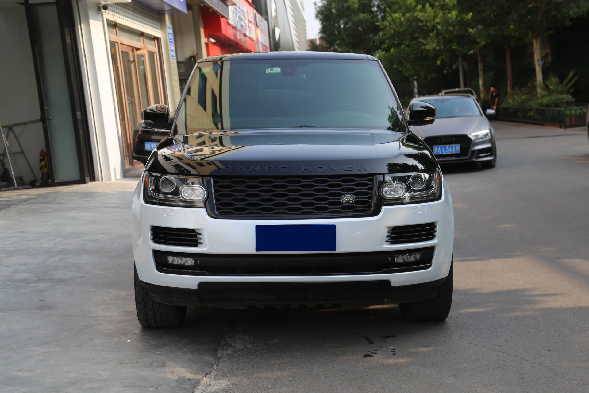 霸气来袭路虎全车改色贴膜双拼上黑下白经典搭配