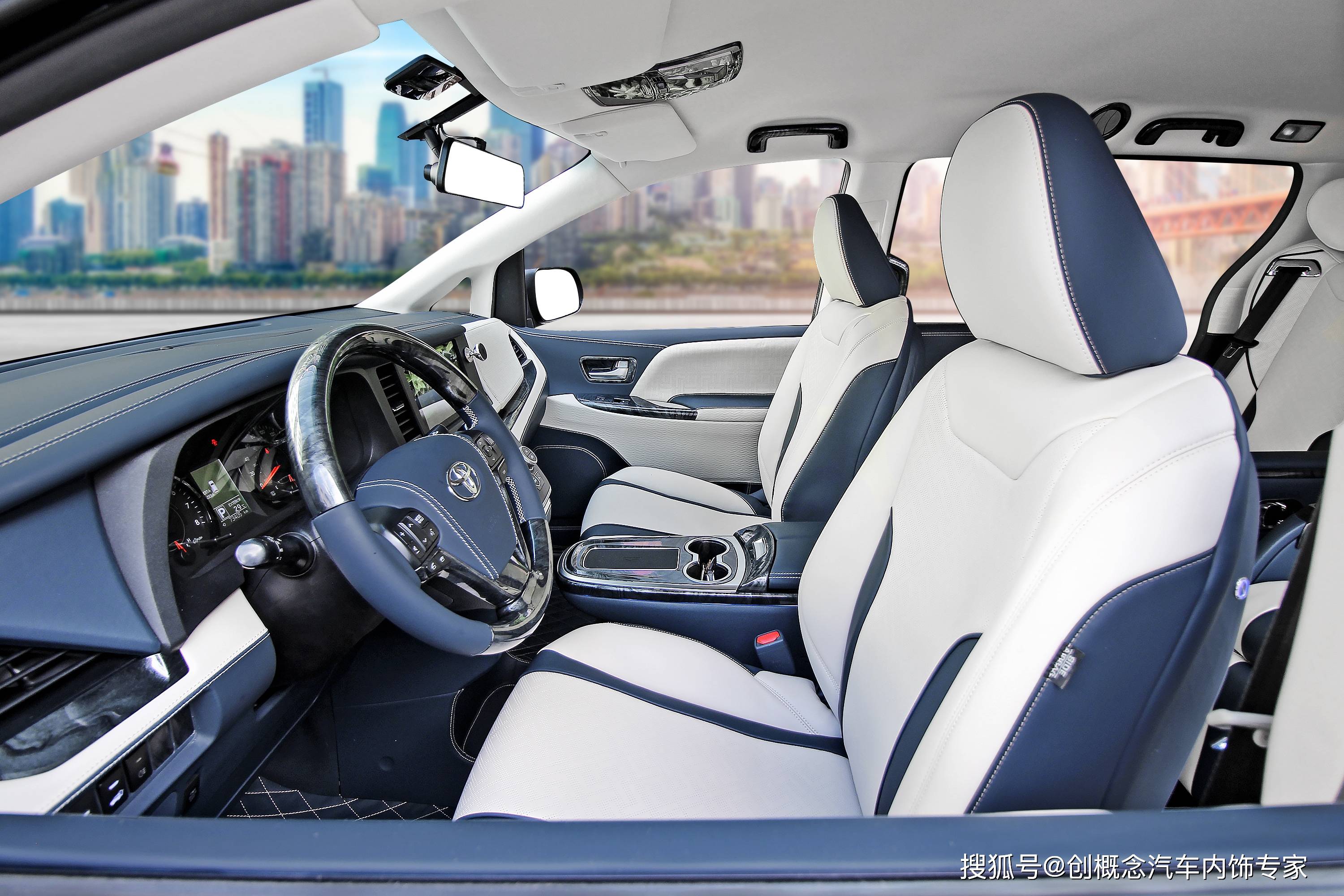 深圳丰田塞纳无隔断内饰改装案例七座蓝白色享受豪华质感与便捷操作