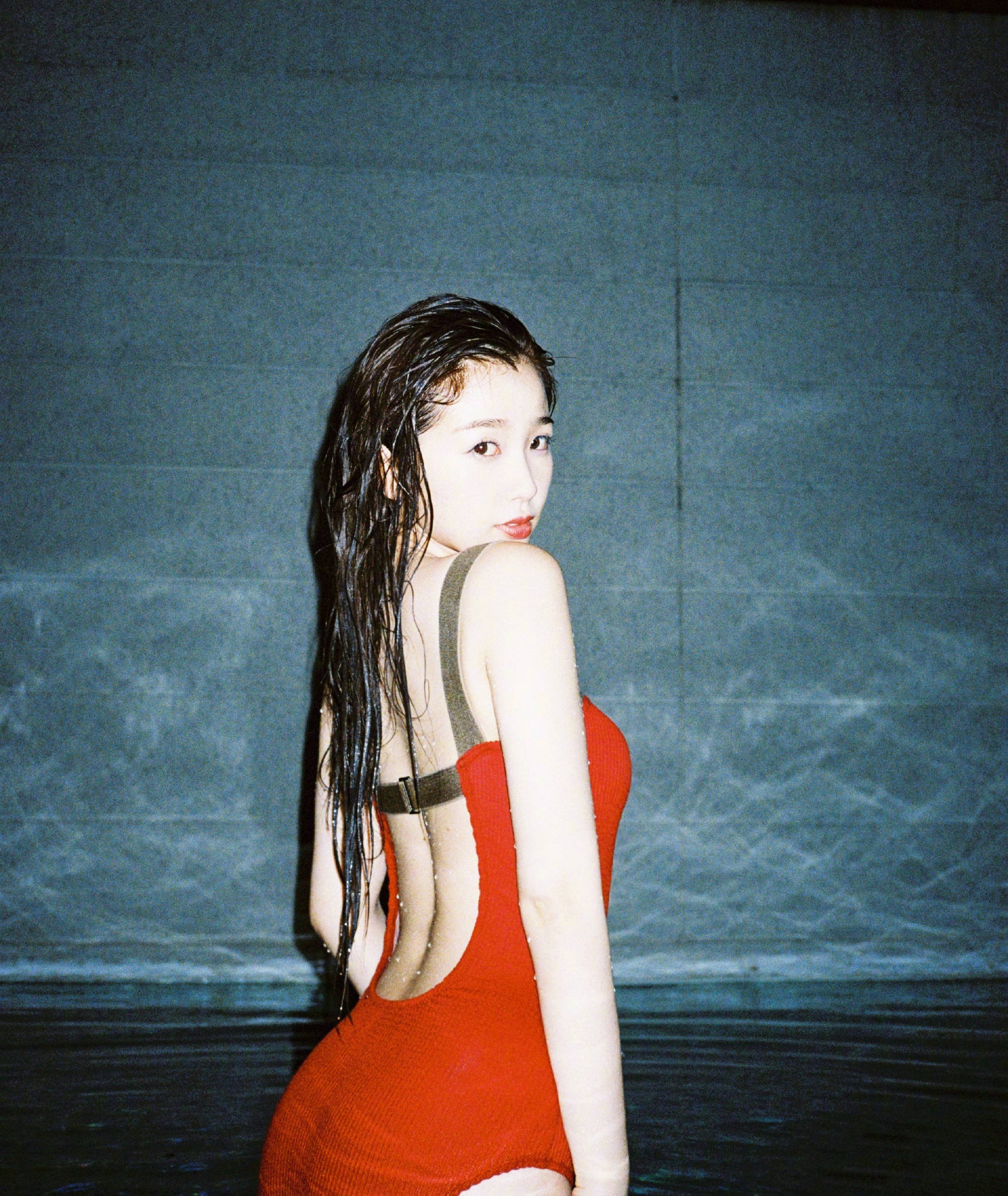 水湄兰|江苏五龙——虞书欣红色露背泳装写真，大秀性感身材，美的无法言喻！