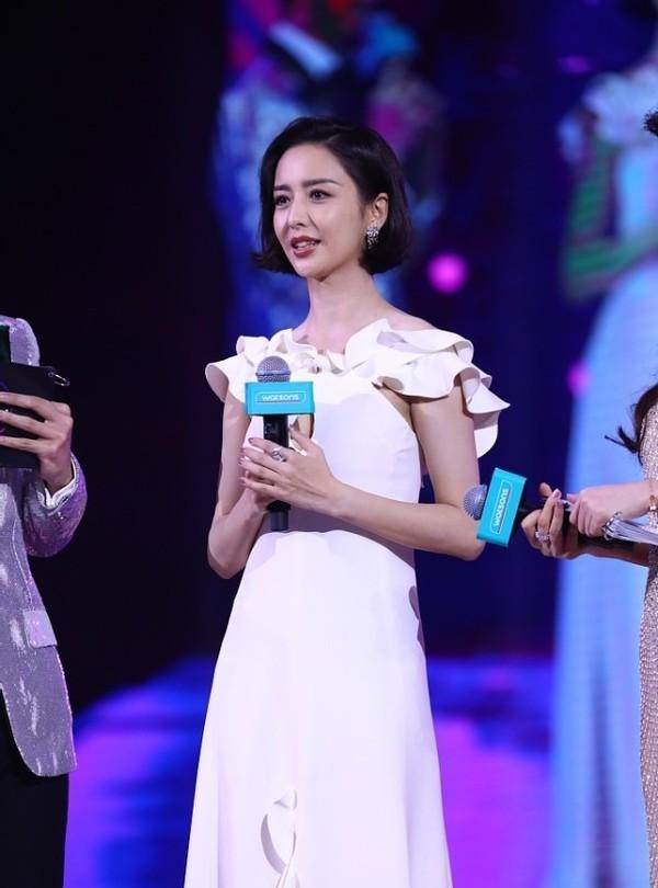 佟丽娅|佟丽娅与老公陈思诚合体现身聚会，庆祝唐探3大卖，佟丽娅太靓丽