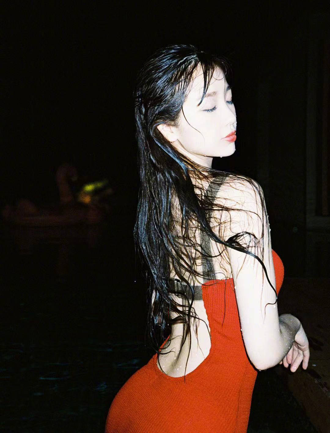 水湄兰|江苏五龙——虞书欣红色露背泳装写真，大秀性感身材，美的无法言喻！