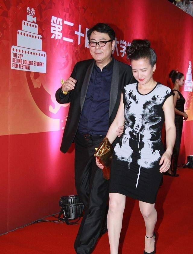 何晴|演员何晴真是风韵犹存，身穿裹身裙的裙子，略显小肚腩也很自信
