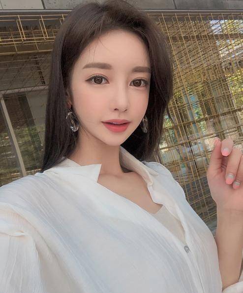 初夏|韩国模特孙允珠韩版初夏白色麻布修身休闲衬衫网拍
