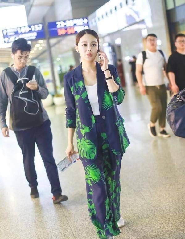 佟大为|佟大为一家五口现身机场，两女一儿好幸福，老婆生仨娃身材没走样