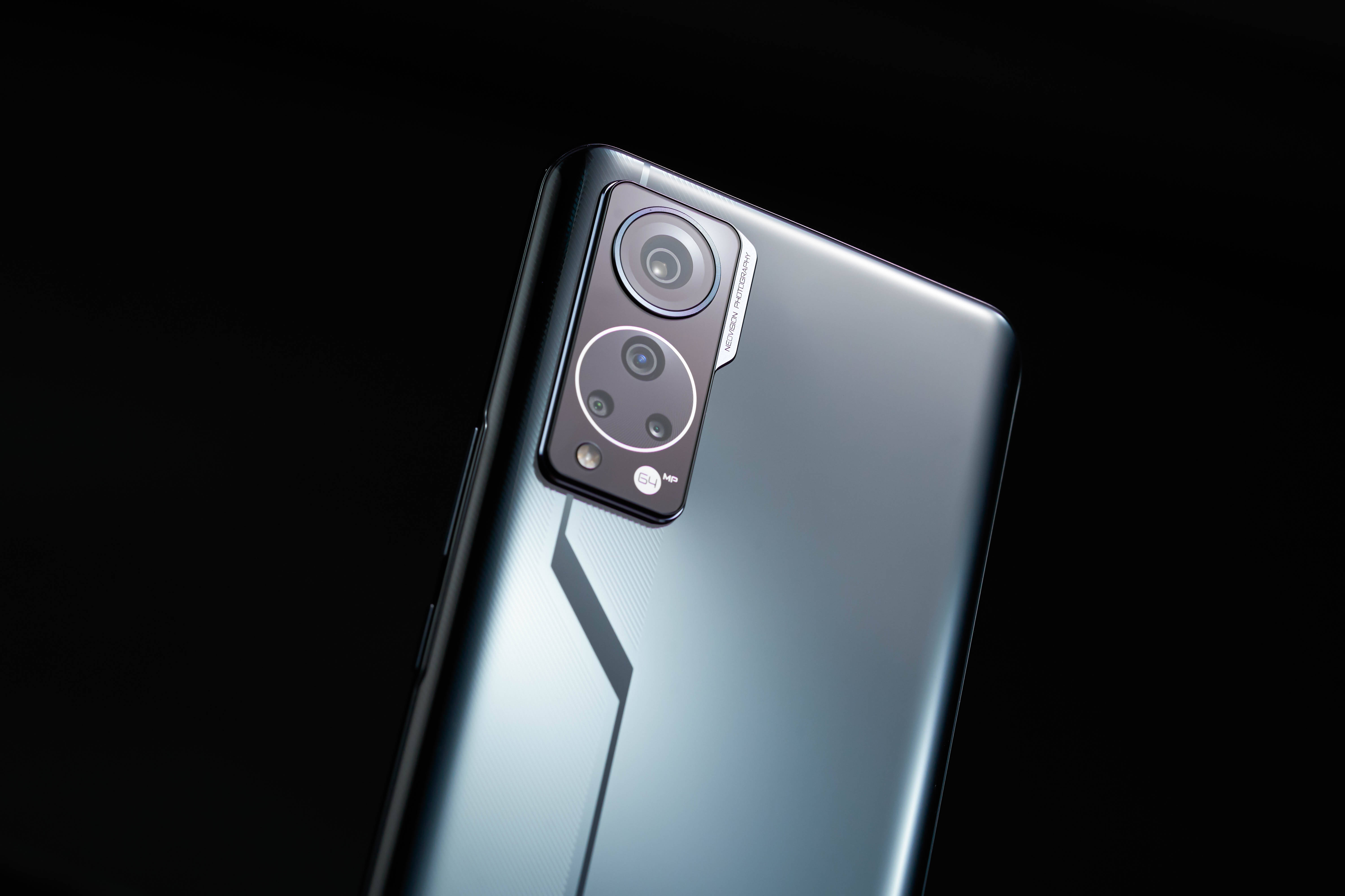 中兴axon305g图赏搭载第二代屏下摄像技术