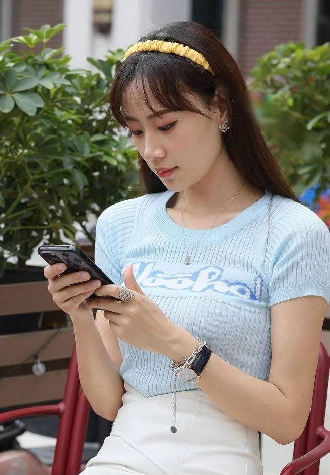 视觉|半身裙搭配蓝色体恤，很适合在夏季选择，视觉降温，同时很显年轻