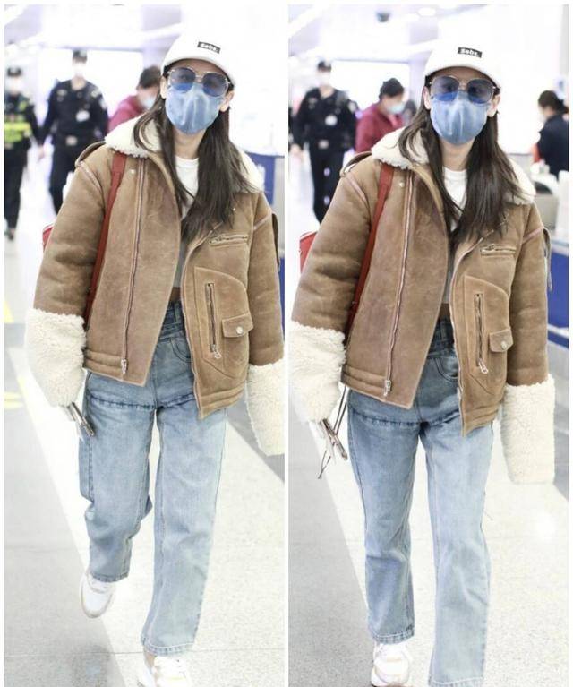 黄圣依|黄圣依真会扮嫩,羊羔绒夹克配牛仔裤清爽减龄,哪像俩孩子的妈