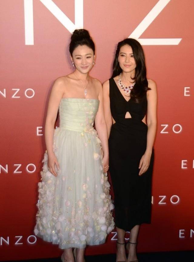 李小冉|李小冉出席活动穿得似新娘，和高圆圆秀姐妹情，两人都很美