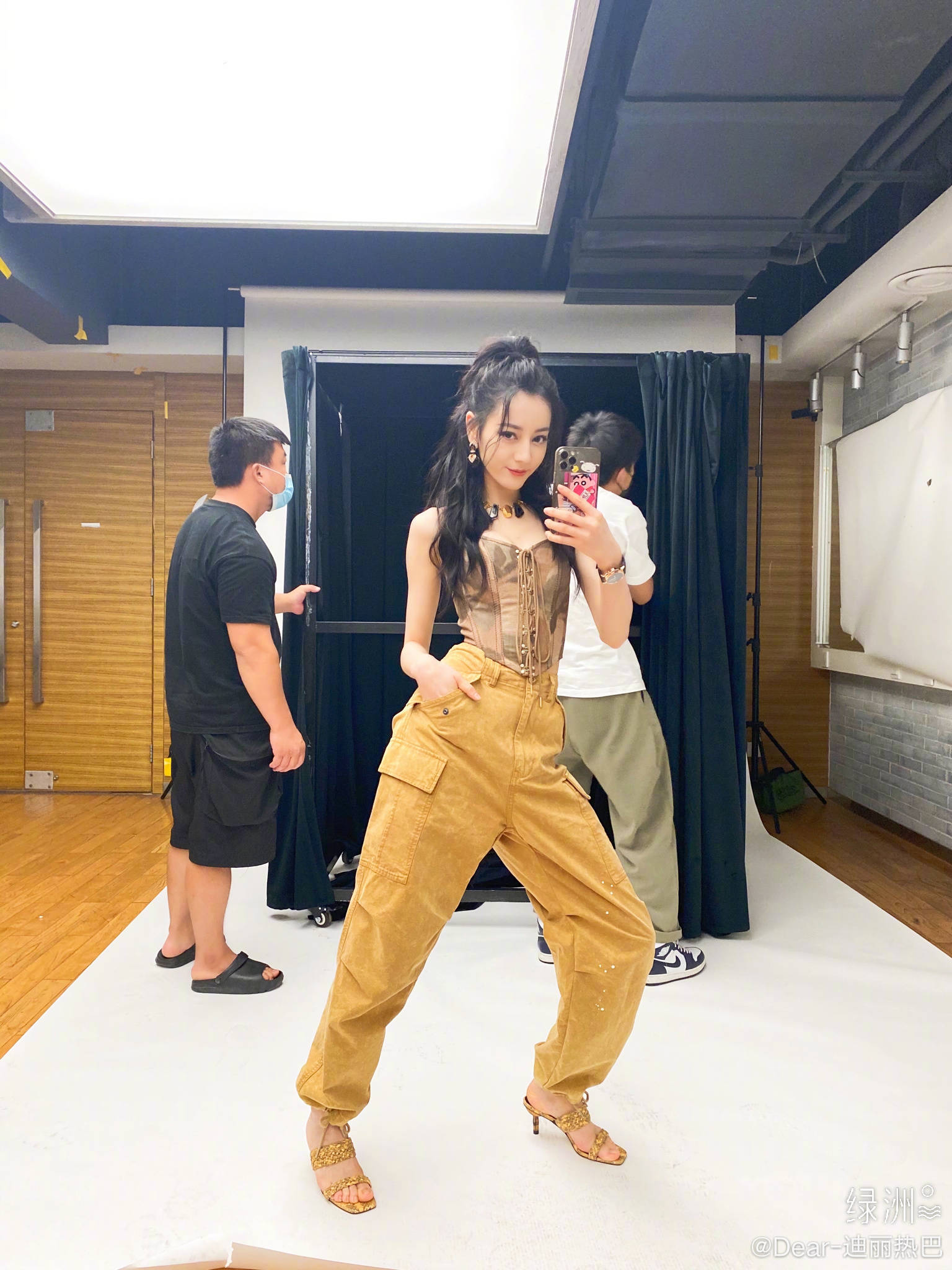 毛衣|比起被刷屏的上头吻戏,我更种草迪丽热巴的可甜可盐的穿搭