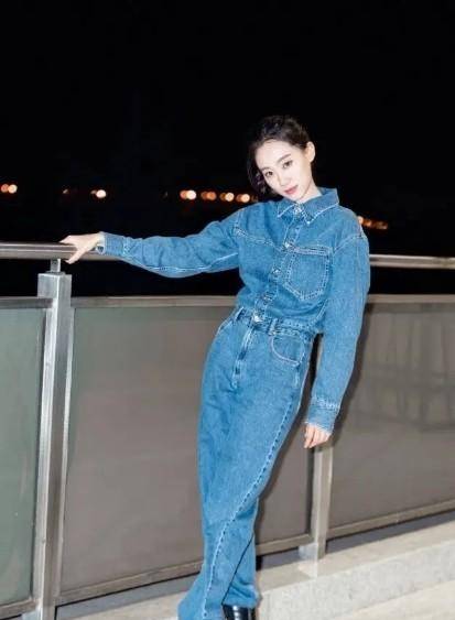 张小斐|张小斐私底下挺接地气的，一身牛仔装扮清爽休闲，火了也不骄躁
