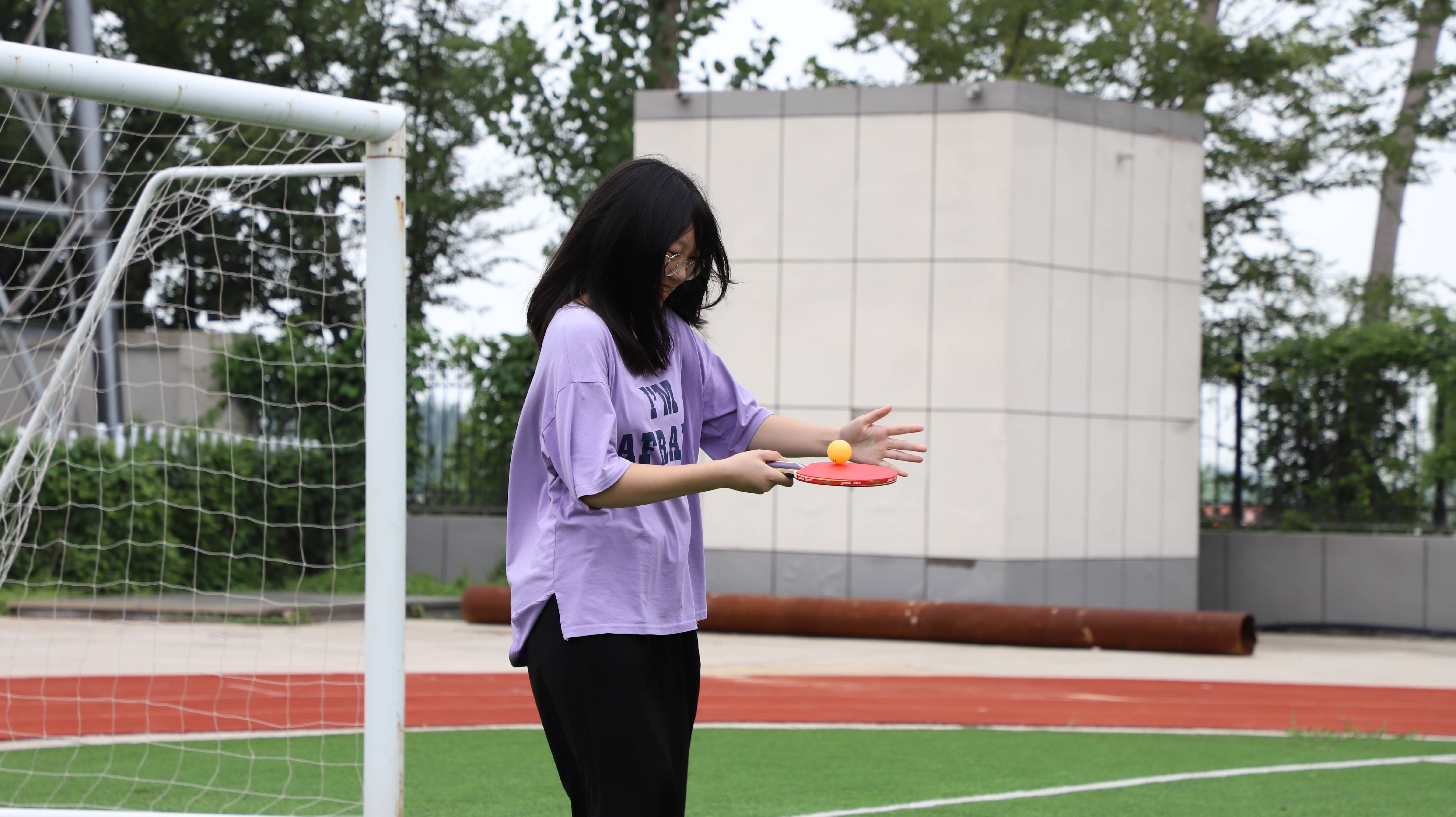 图为同学们进行乒乓球接力比赛,小小的比赛考验着同学们的个人协调与