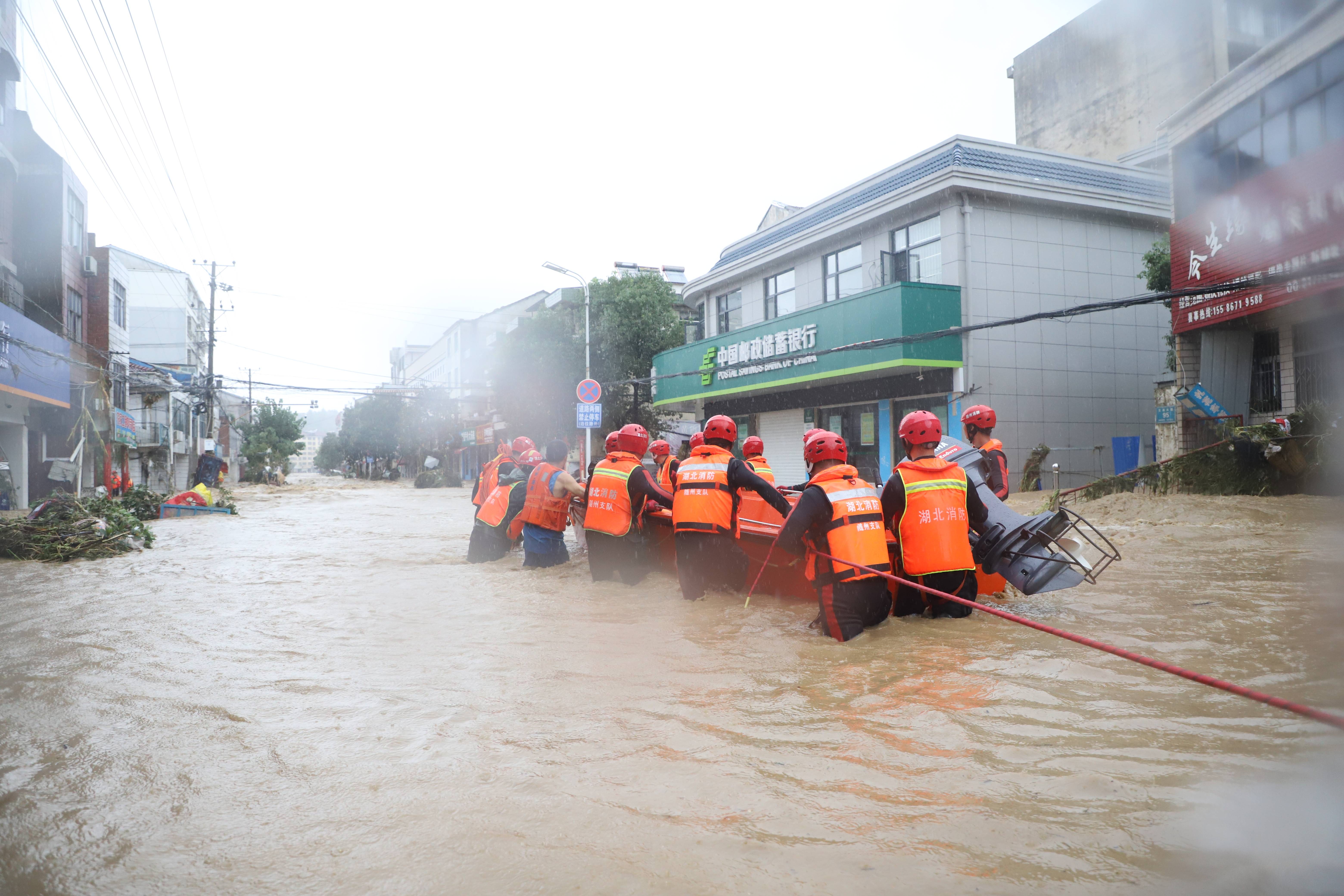 随州柳林镇被淹 消防人员紧急救援