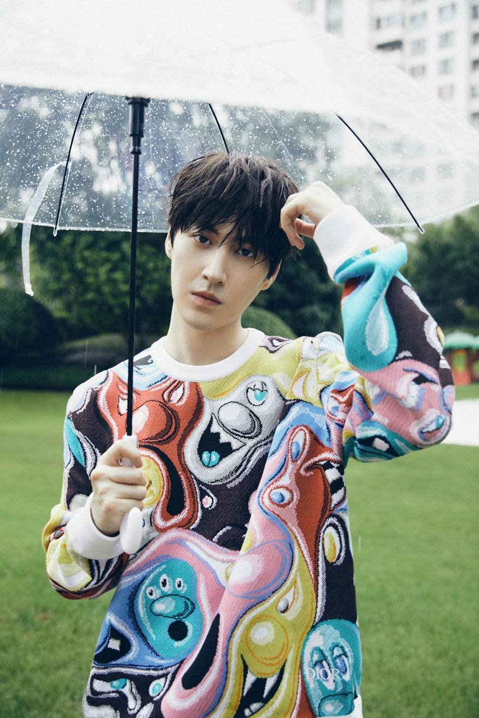 李俊逸写真大片曝光 雨中撑伞安闲自得