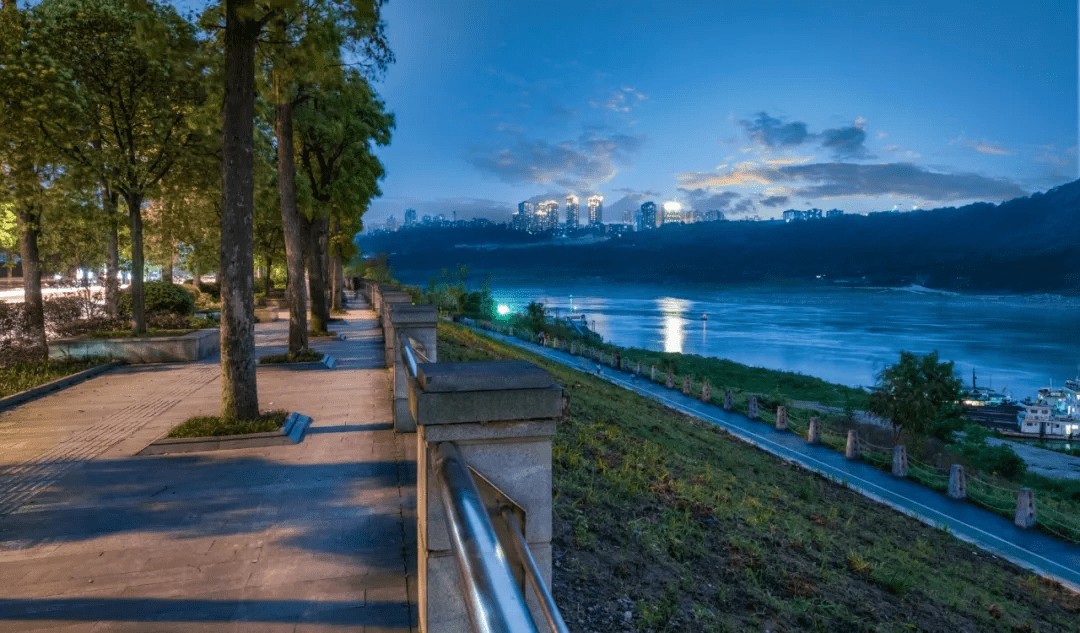 巴滨路是长江流入重庆主城区的第一条滨江带,可以说是重庆之于长江的