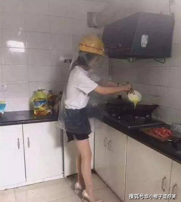 爆笑時刻：妹子，你這褲子確定沒有穿錯麼 搞笑整蠱 第1张